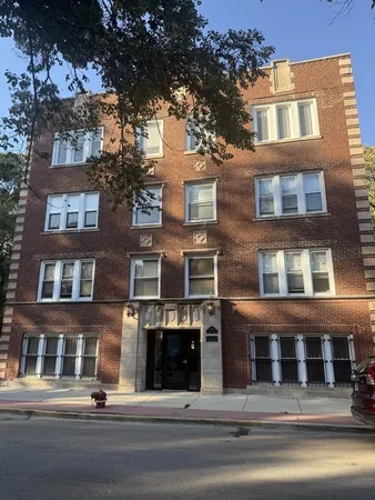 $3,950 | 1050 West Dakin Street, Unit G2, Chicago, IL 60613