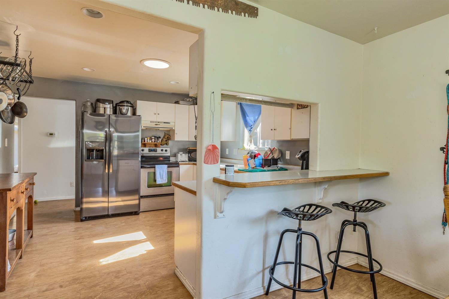 2335 Leonard Road Grants Pass, OR 97527 - Photo 8 of 26 Breakfast bar!