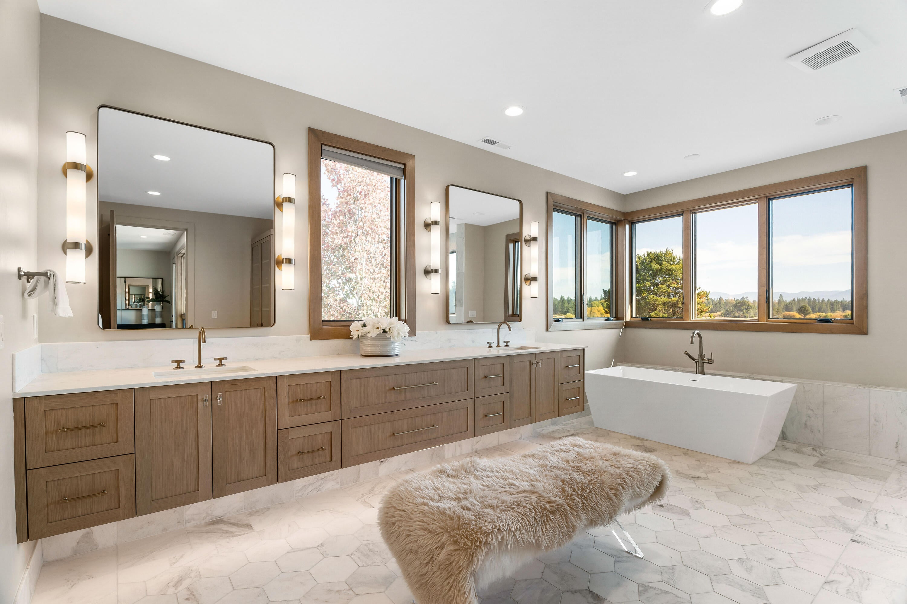 56878 River Road, Unit 2 Sunriver, OR 97707 - Photo 32 of 67 Luxurious bath w/ large shower & free-standing tub.