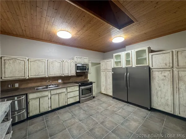 $549,900 | 19655 Inlet Road, Versailles, MO 65084