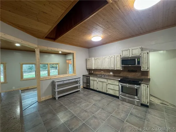 $549,900 | 19655 Inlet Road, Versailles, MO 65084