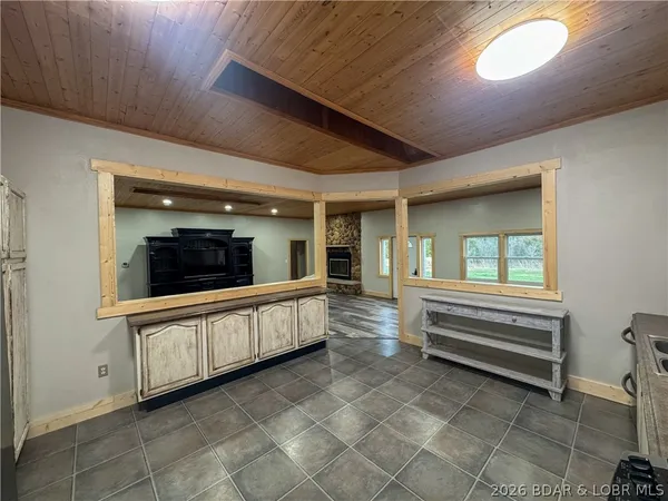 $499,900 | 19655 Inlet Road, Versailles, MO 65084
