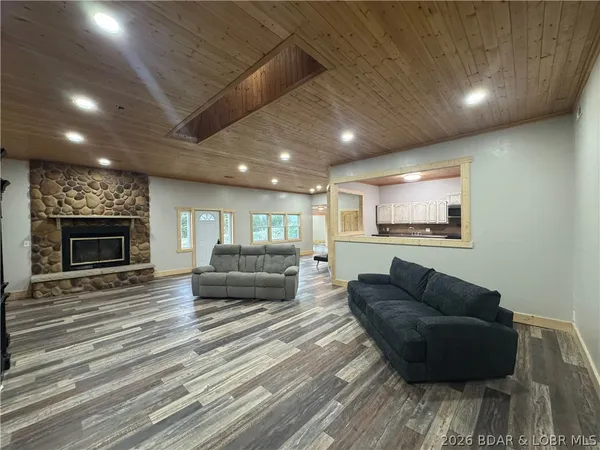 $499,900 | 19655 Inlet Road, Versailles, MO 65084