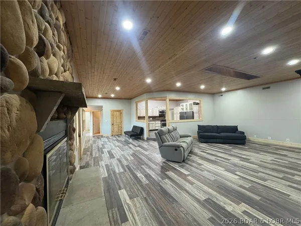 $499,900 | 19655 Inlet Road, Versailles, MO 65084
