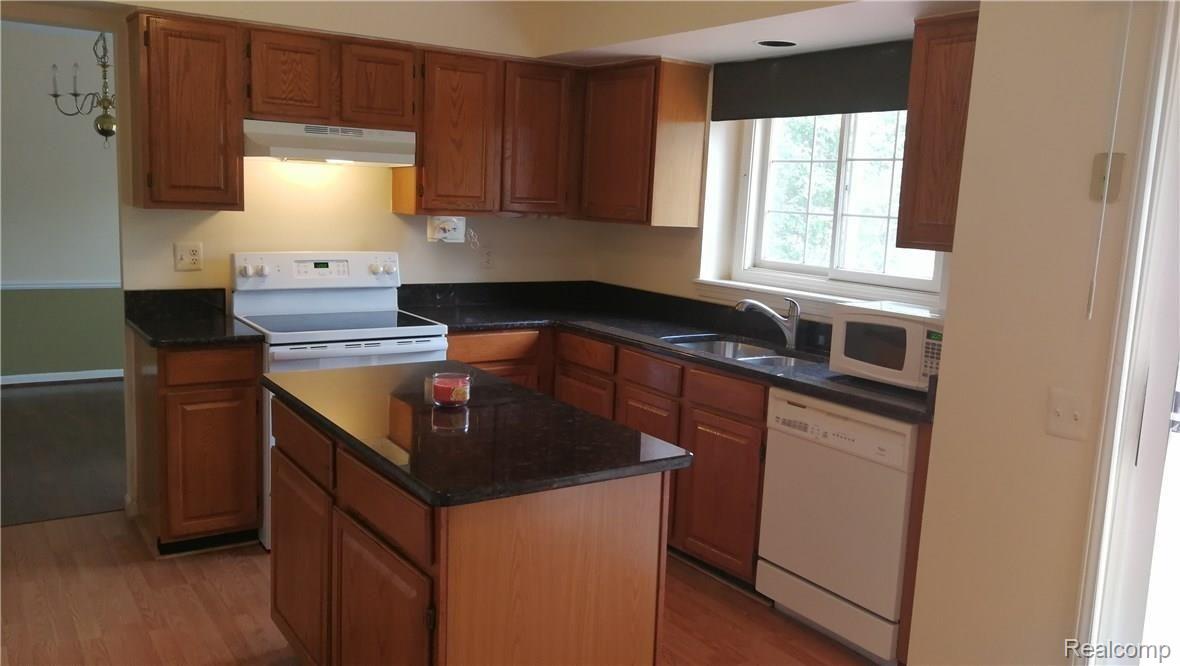 2302 Pleasant View Drive Rochester, MI 48306 - Photo 3 of 22 IMG_20170831_120139.jpg