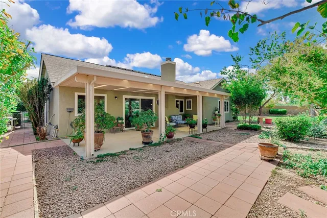 a view of a house with backyard and garden