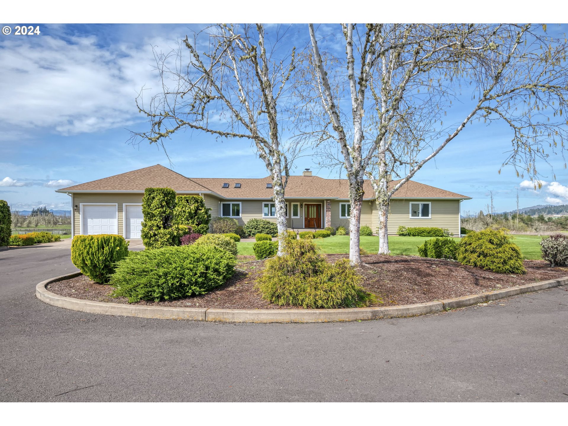 35741 Spring Hill Road Creswell, OR 97426 - Photo 1 of 47 a front view of a house with a garden