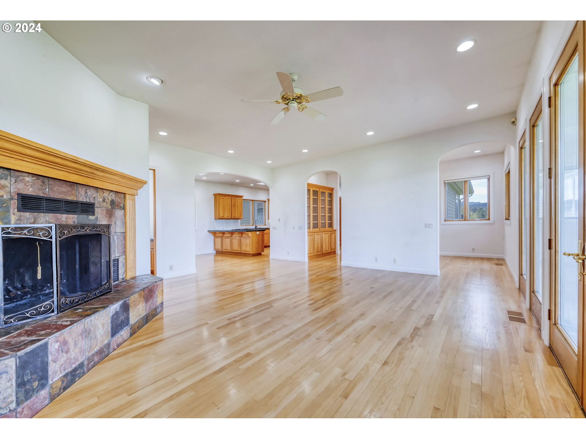 35741 Spring Hill Road Creswell, OR 97426 - Photo 11 of 47 a view of a living room