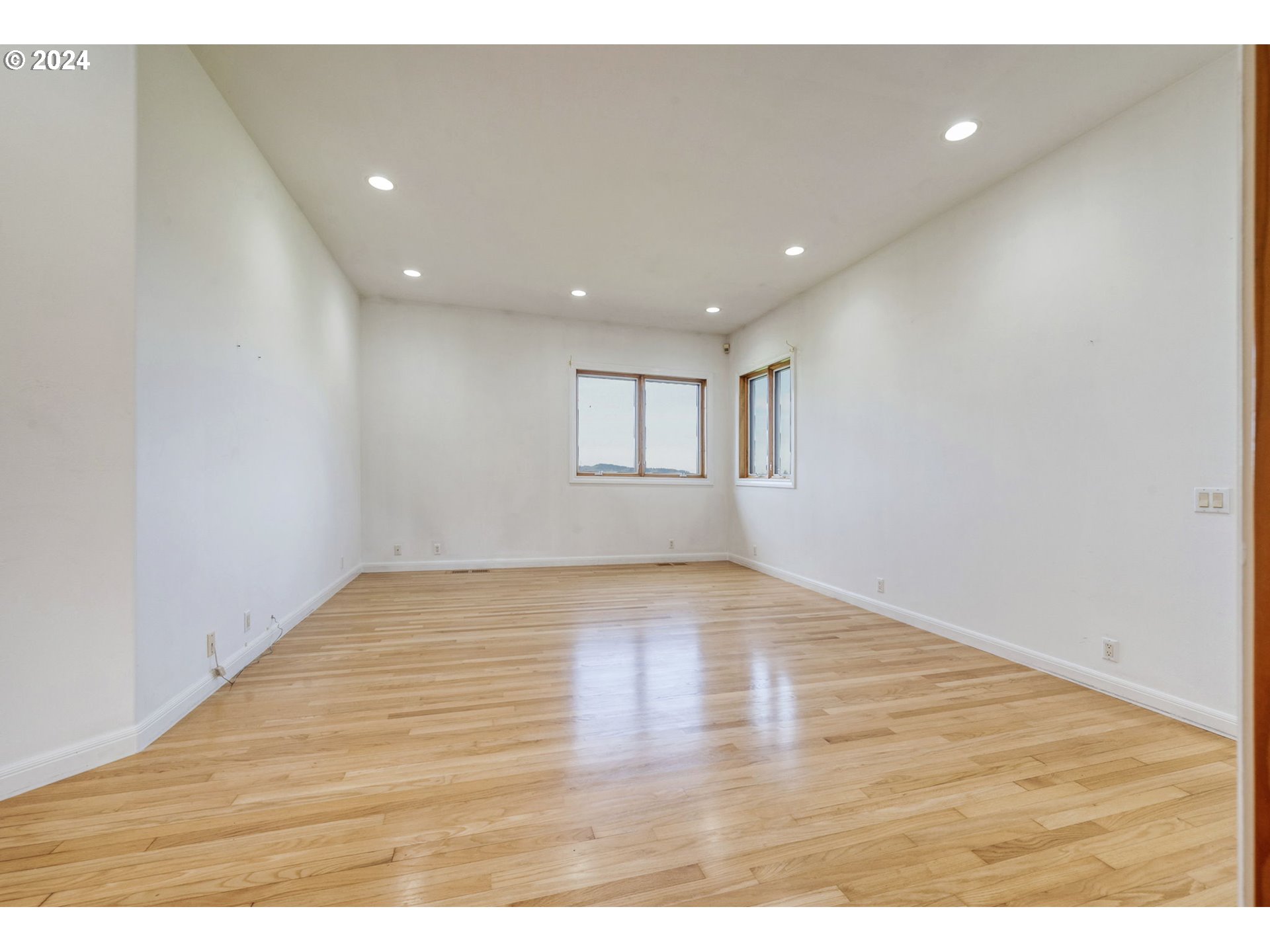 35741 Spring Hill Road Creswell, OR 97426 - Photo 19 of 47 a view of empty room with wooden floor