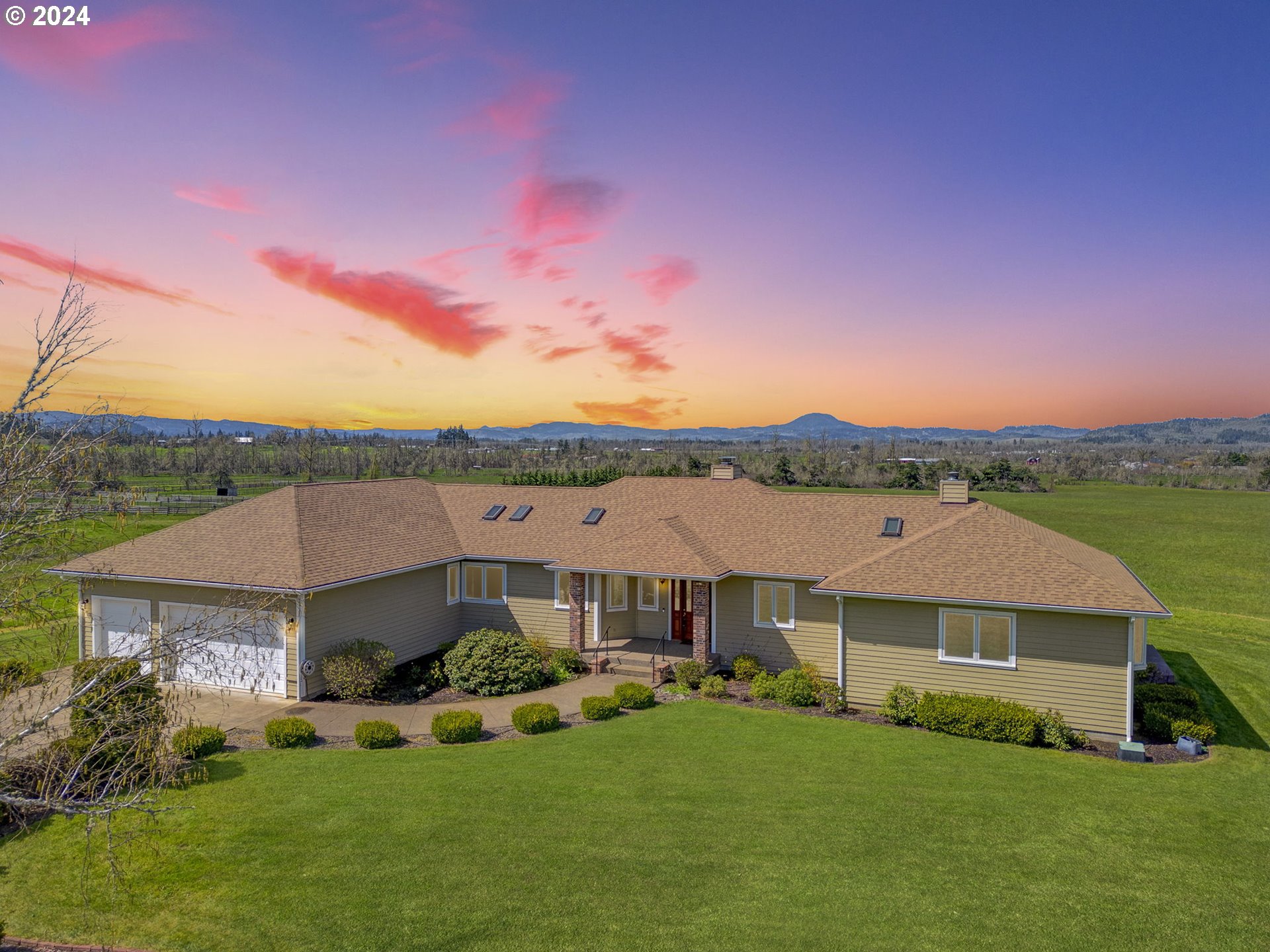 35741 Spring Hill Road Creswell, OR 97426 - Photo 2 of 47 a front view of a house with a garden