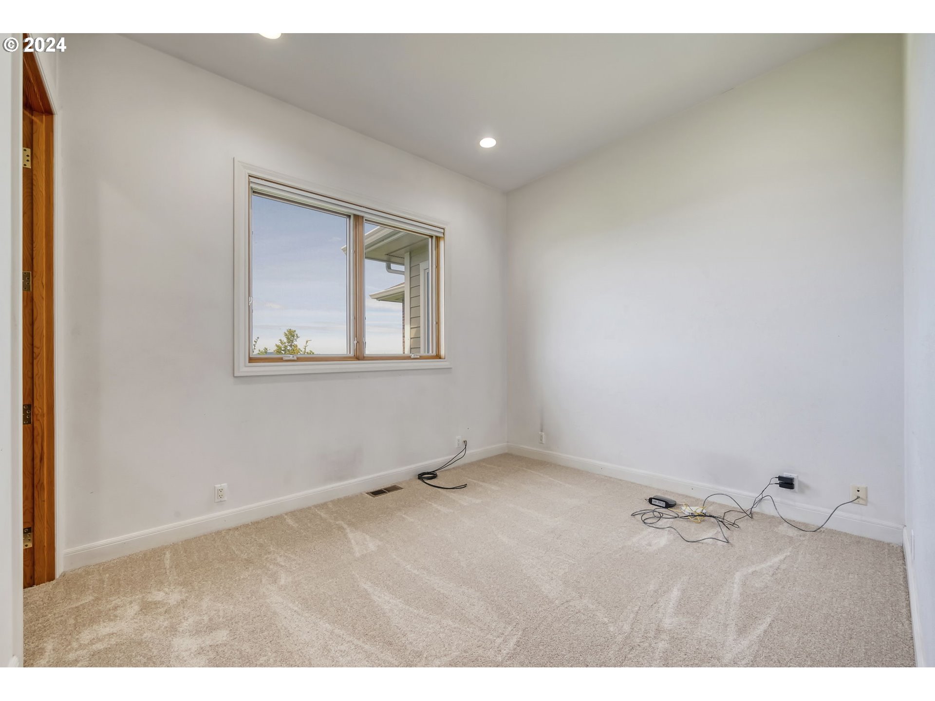 35741 Spring Hill Road Creswell, OR 97426 - Photo 34 of 47 an empty room with wooden floor and windows