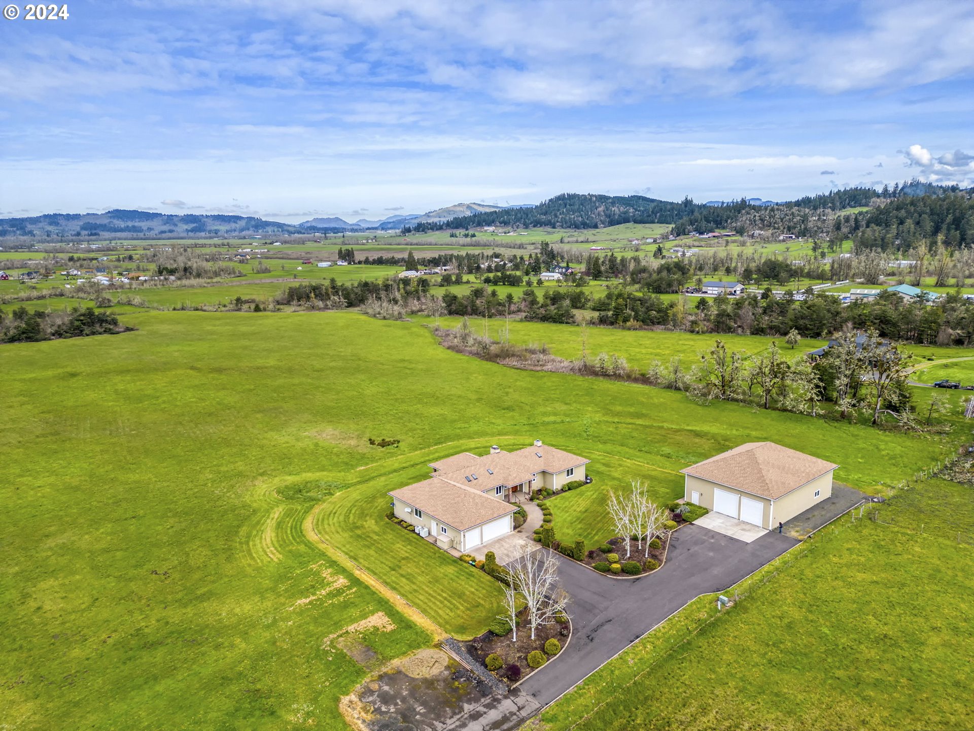 35741 Spring Hill Road Creswell, OR 97426 - Photo 46 of 47 a view of a city with an ocean