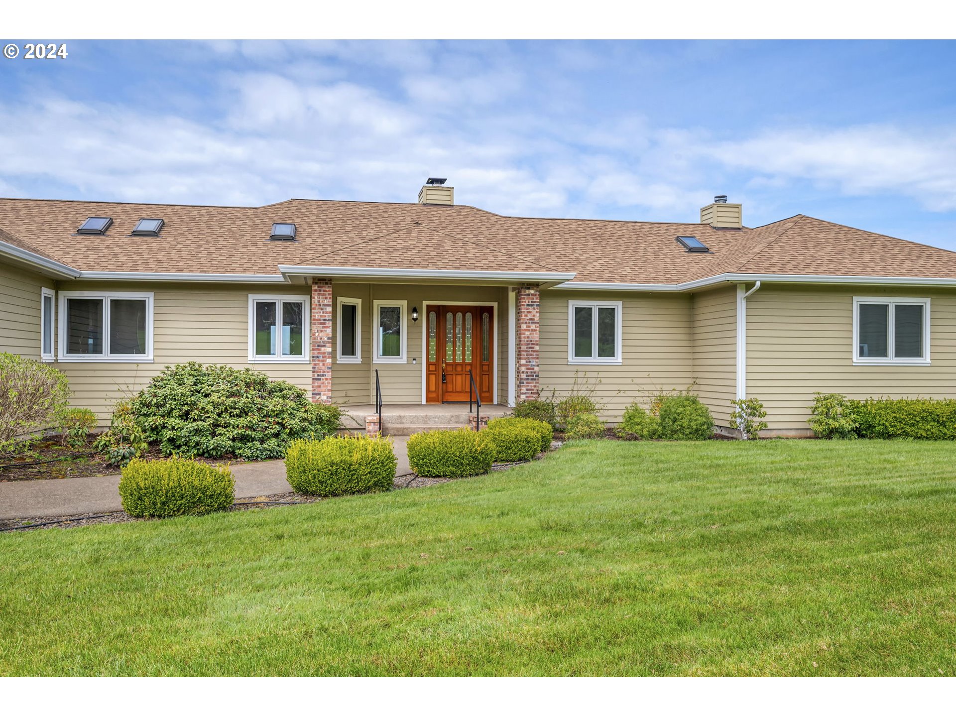 35741 Spring Hill Road Creswell, OR 97426 - Photo 5 of 47 a front view of house with yard and green space