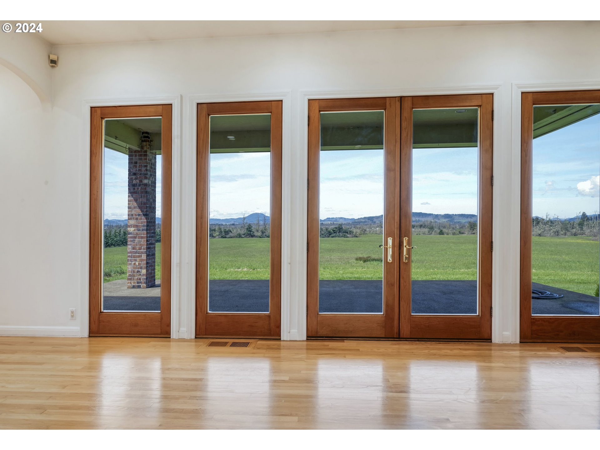 35741 Spring Hill Road Creswell, OR 97426 - Photo 8 of 47 a view of an entryway with wooden floor