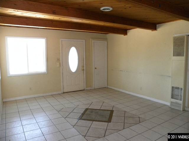 1755 Castle Way Reno, NV 89512 - Photo 2 of 10 a view of a livingroom with a dishwasher and a microwave