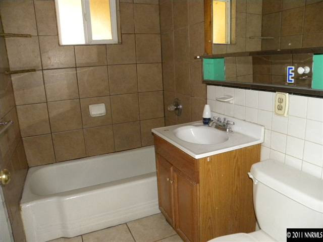 1755 Castle Way Reno, NV 89512 - Photo 8 of 10 a bathroom with a sink a toilet and bathtub