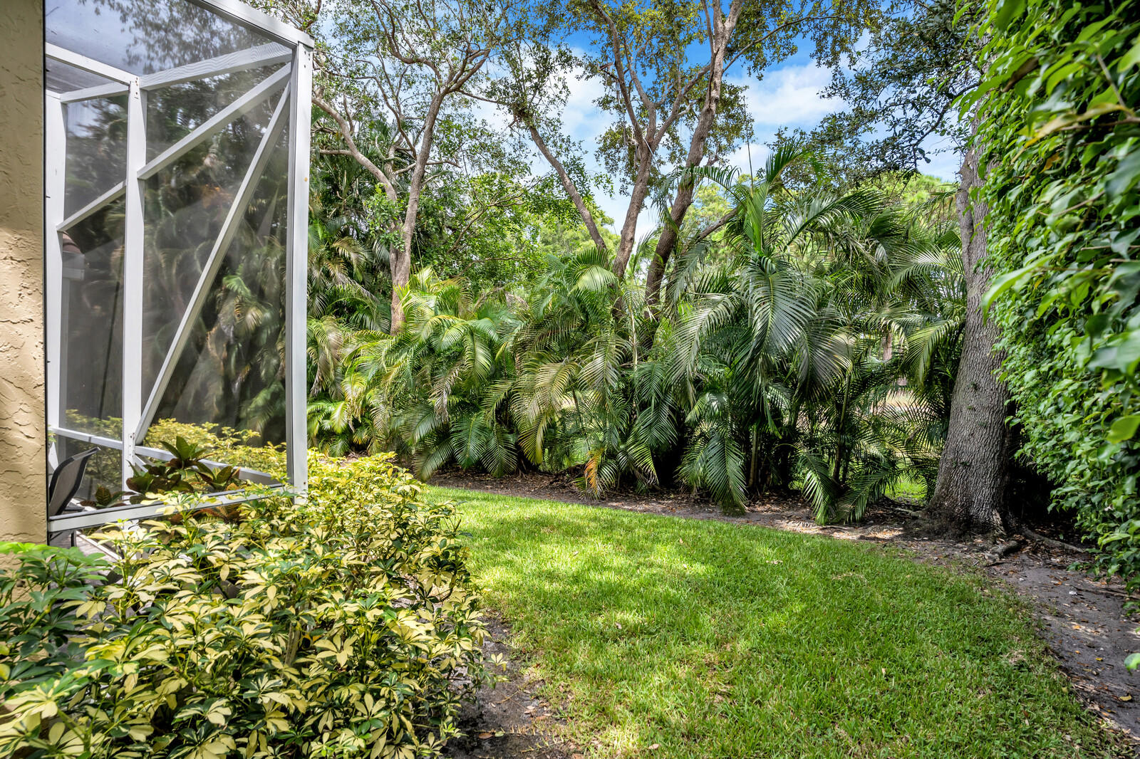 5153 Brookview Drive Boynton Beach, FL 33437 - Photo 34 of 44 a backyard of a house with lots of green space