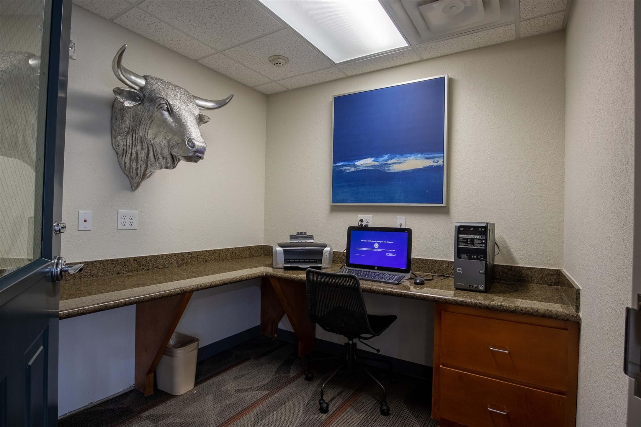 8719 Farm Market 1960 West Road, Unit 100 Houston, TX 77065 - Photo 32 of 50 a room with a desk and a chair