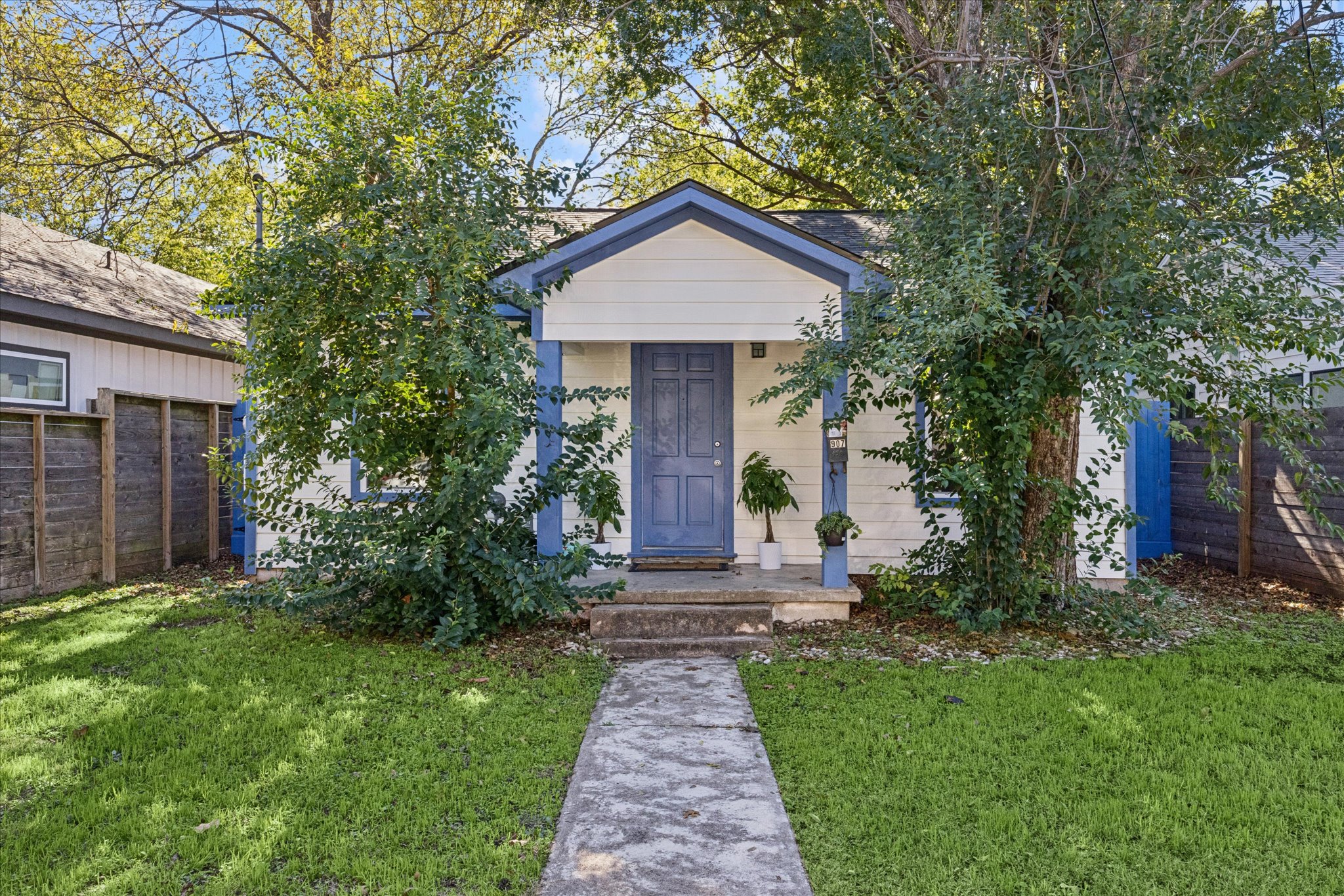 907 East 53rd Street Austin, TX 78751 - Photo 33 of 35 a front view of house with yard and green space