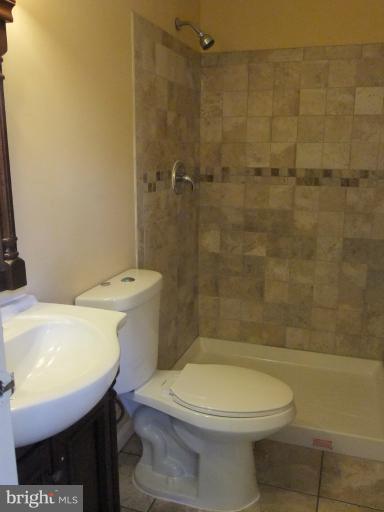 12202 Nutmeg Lane Reston, VA 20191 - Photo 8 of 12 Bath