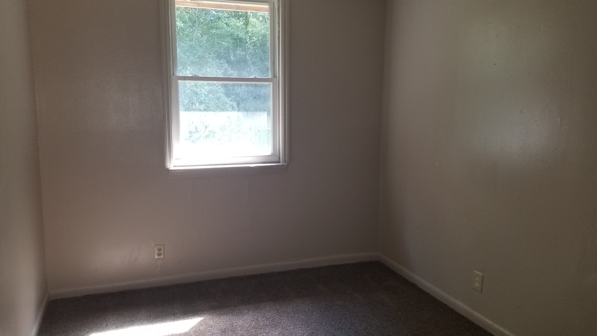 589 Judd Drive Nashville, TN 37218 - Photo 4 of 11 an empty room with a window