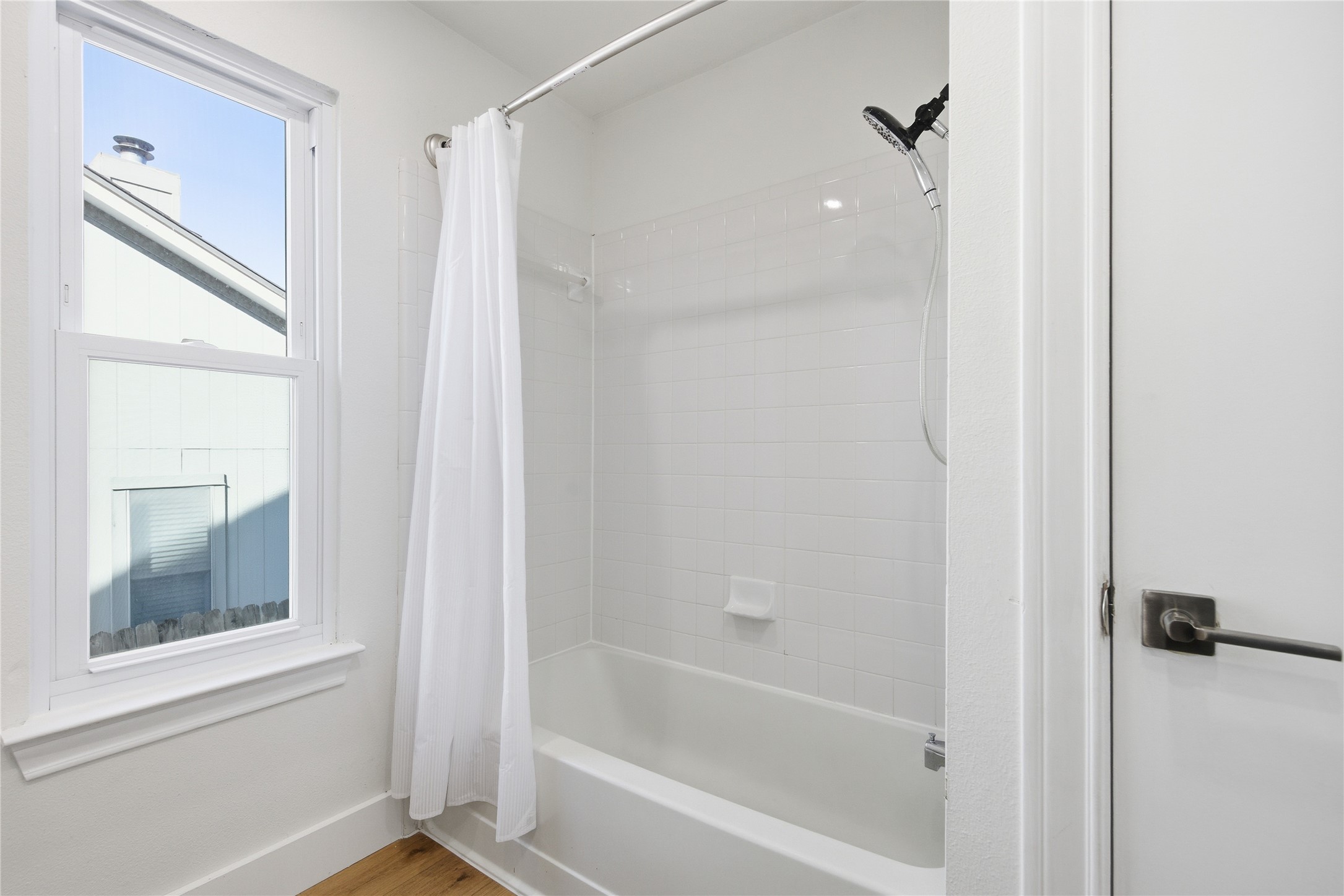9019 Wellesley Drive Austin, TX 78754 - Photo 18 of 23 a bathroom with a bathtub