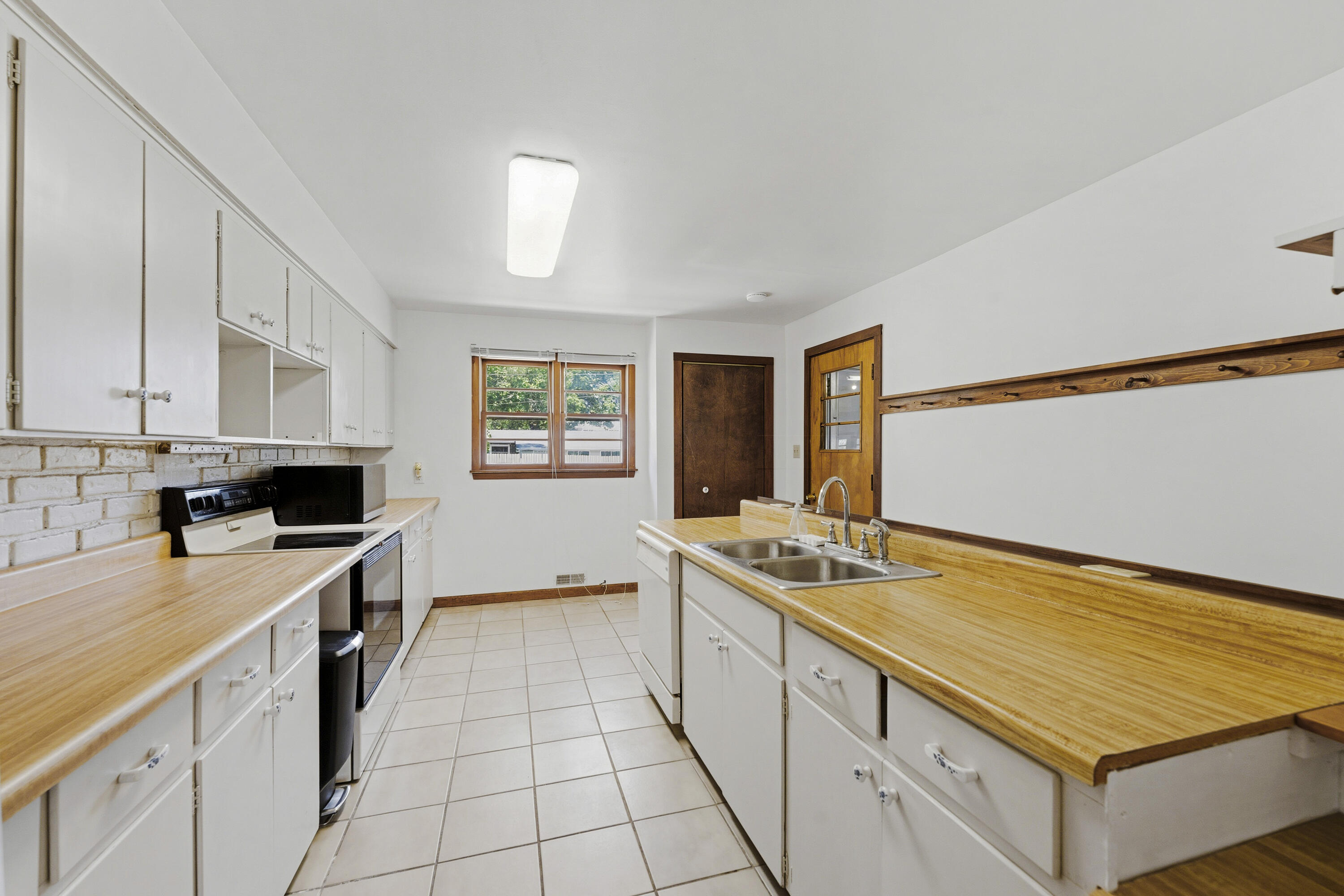 1061 Wedgewood Road St. Joseph, MI 49085 - Photo 10 of 37 Kitchen