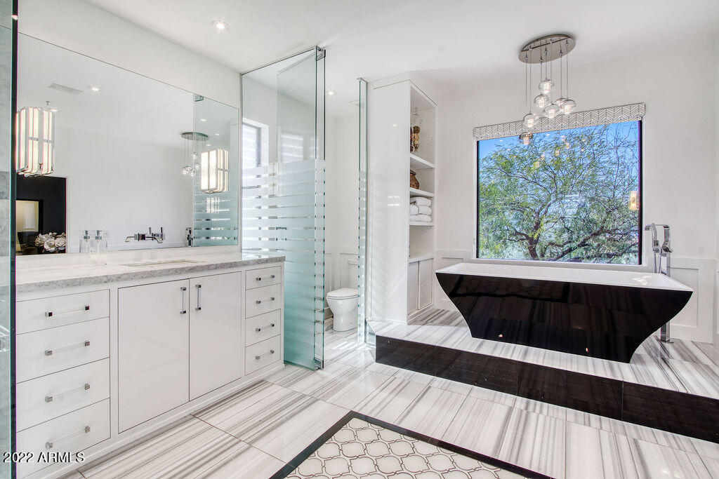 10801 East Happy Valley Road, Unit 113 Scottsdale, AZ 85255 - Photo 39 of 96 Bathtub with views