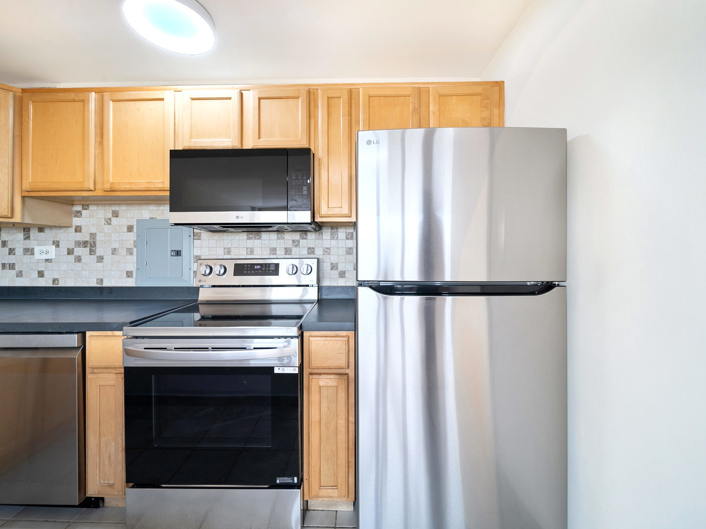 6030 North Sheridan Road, Unit 505 Chicago, IL 60660 - Photo 7 of 17 a kitchen with a stove and a microwave