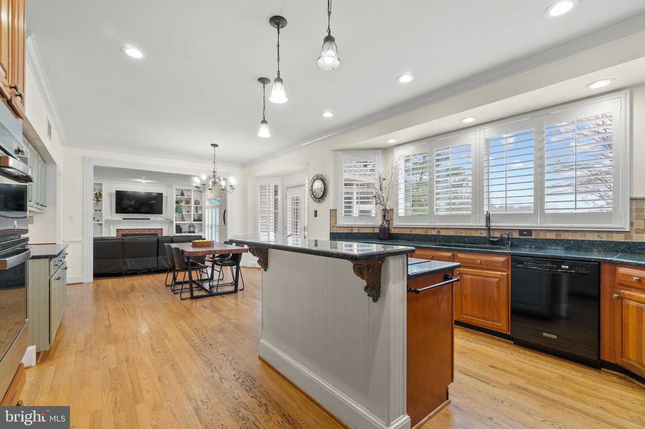 11276 Ridermark Row Columbia, MD 21044 - Photo 18 of 89 Kitchen w/ hardwood floor & Breakfast Bar