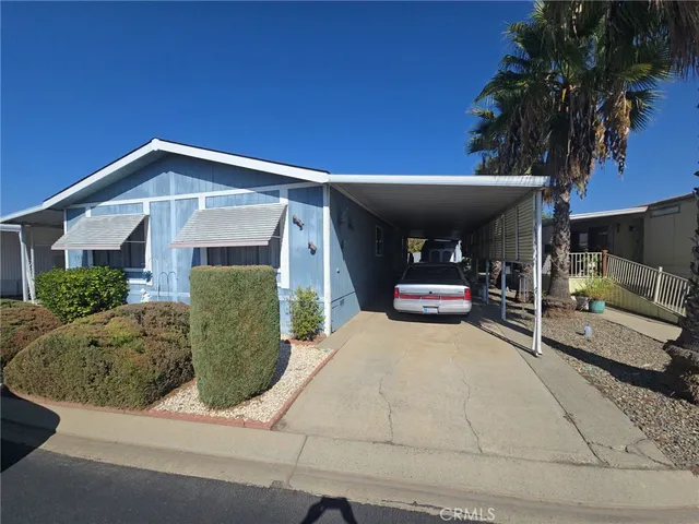 a view of a house with backyard and plants