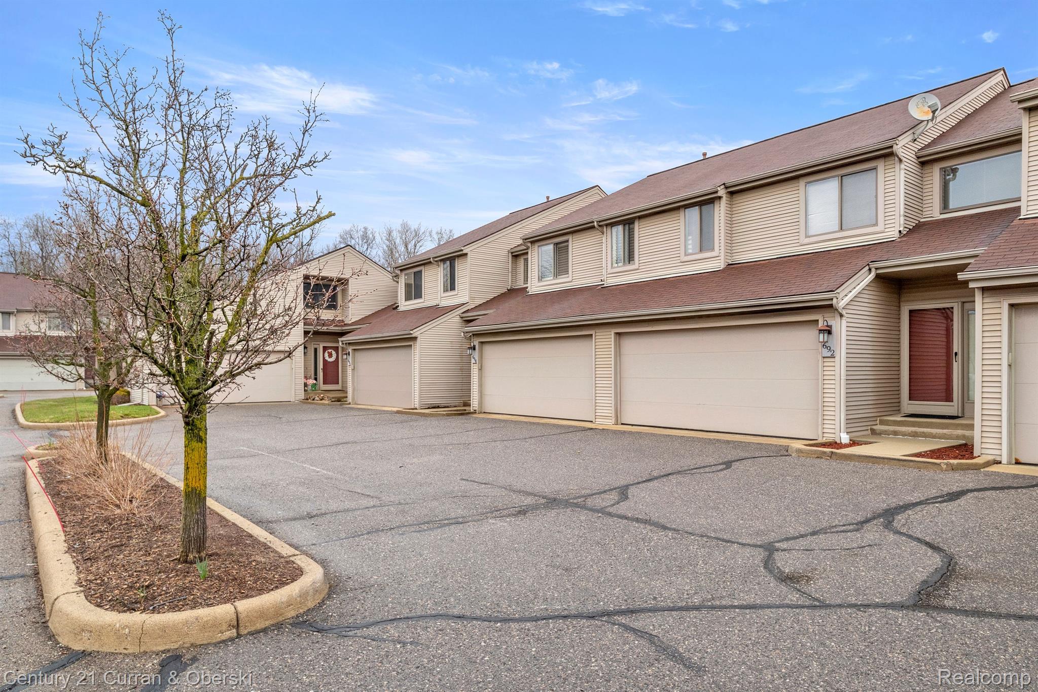 694 Charing Court Rochester, MI 48307 - Photo 2 of 21 parking