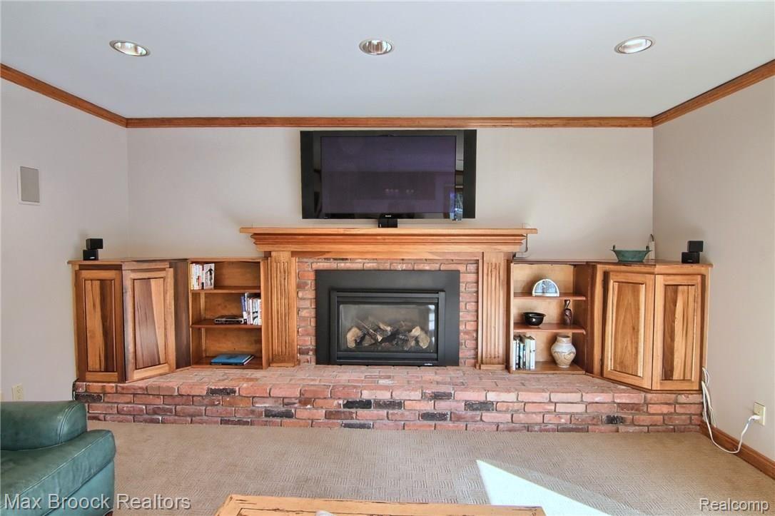 638 Overbrook Road Bloomfield Hills, MI 48302 - Photo 10 of 41 Family_Room_Fire_Place.jpg