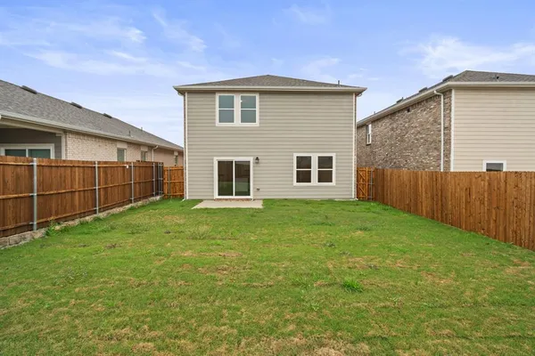 a view of a house with backyard and garden
