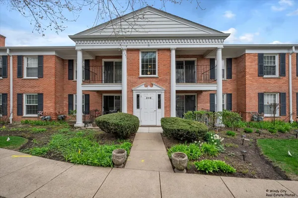 $2,490 | 510 Shorely Drive, Unit 201, Barrington, IL 60010