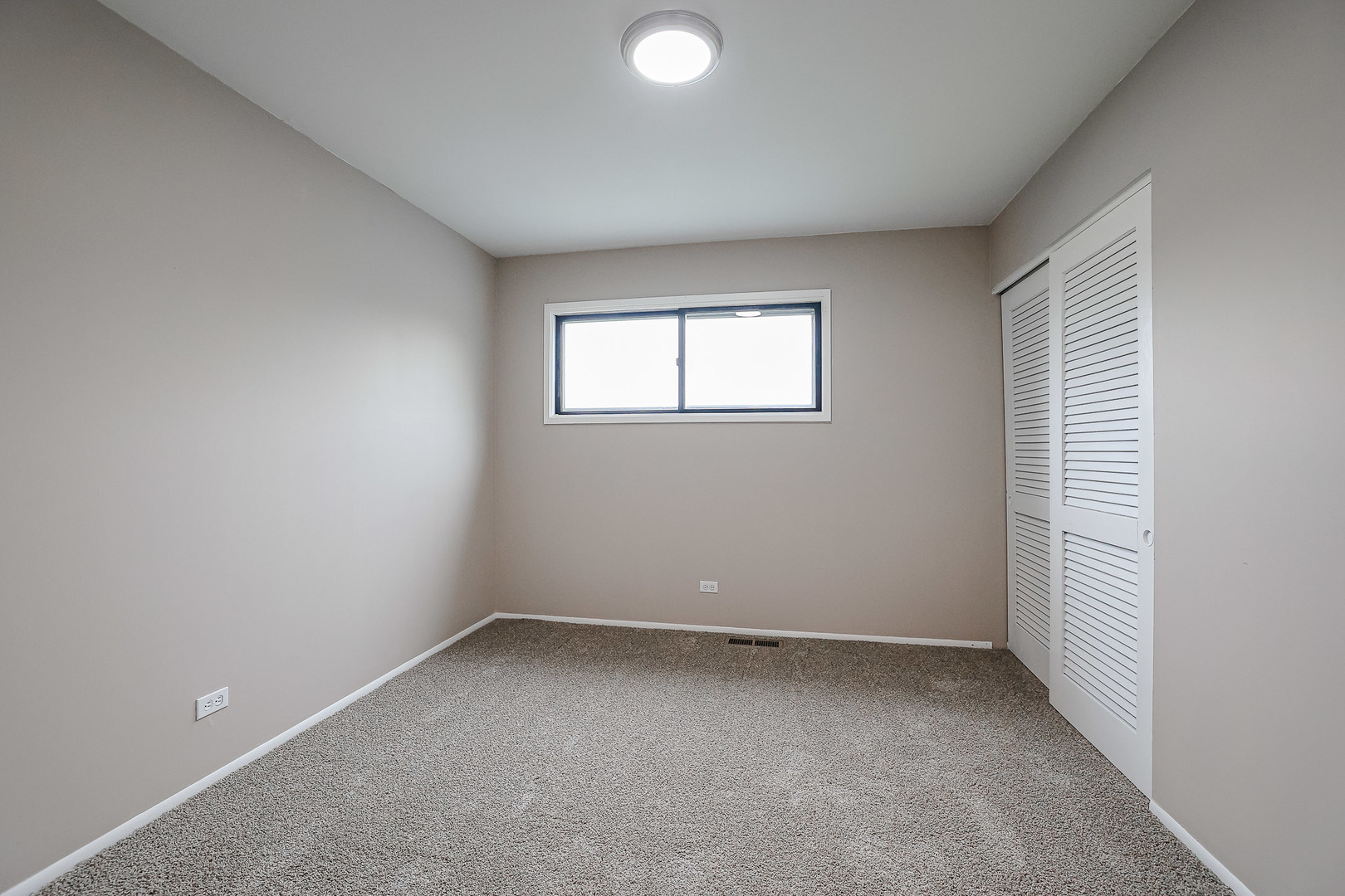 200 Hickory Drive Lindenhurst, IL 60046 - Photo 14 of 34 an empty room with a window
