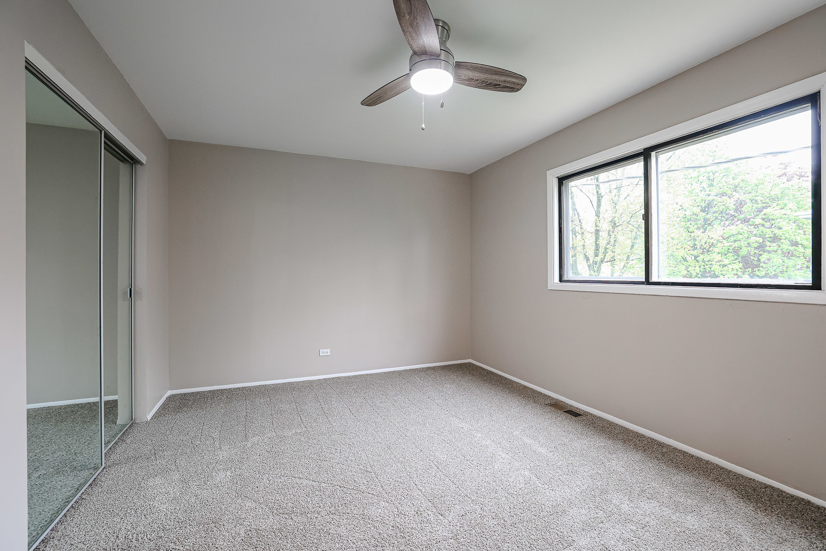 200 Hickory Drive Lindenhurst, IL 60046 - Photo 19 of 34 a view of empty room with window