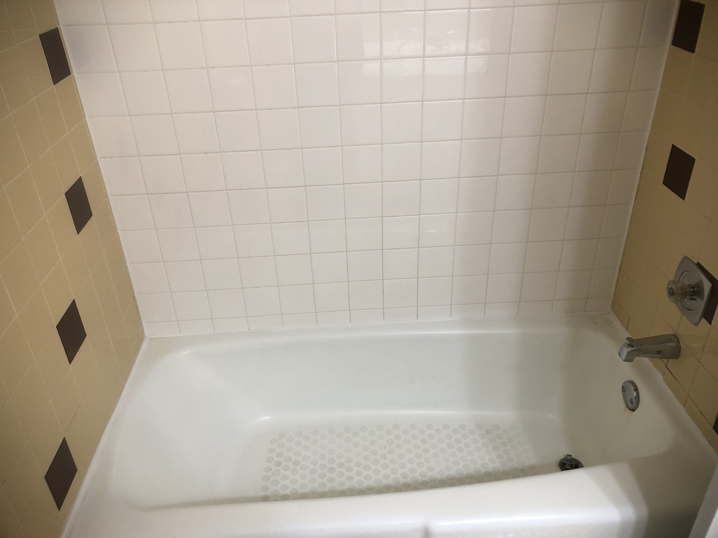 6742 West 63rd Street, Unit 1 Chicago, IL 60638 - Photo 19 of 21 a bathroom with a bathtub