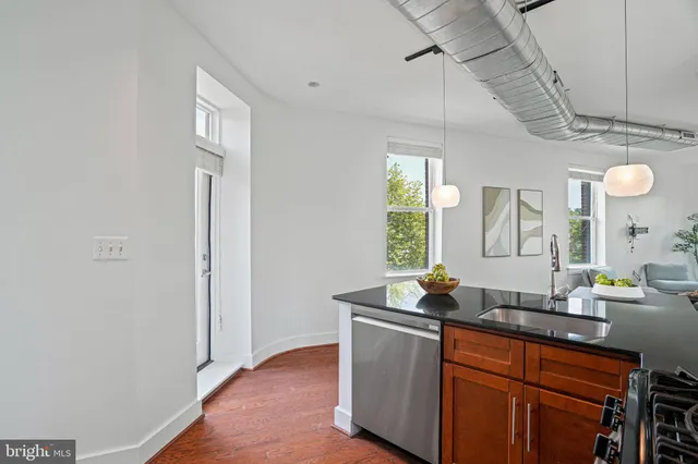 a room with two sink and a mirror