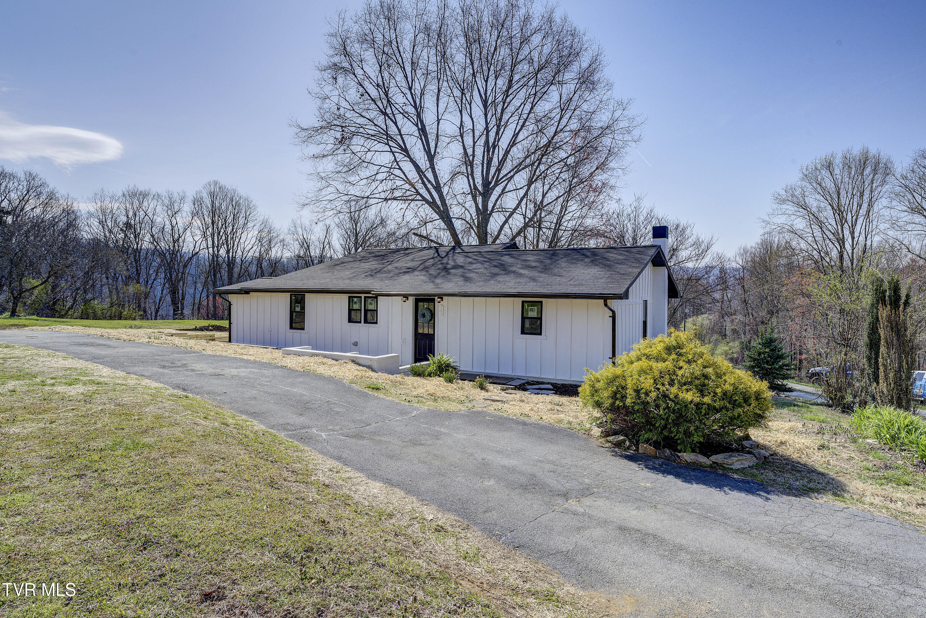 143 Zeb Grindstaff Road Elizabethton, TN 37643 - Photo 1 of 47 IMG_0056