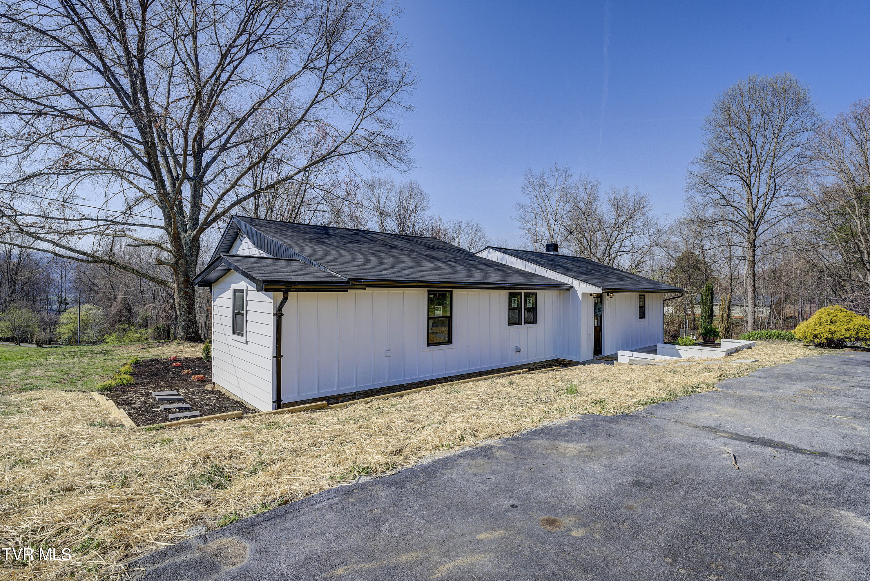 143 Zeb Grindstaff Road Elizabethton, TN 37643 - Photo 3 of 47 IMG_0051