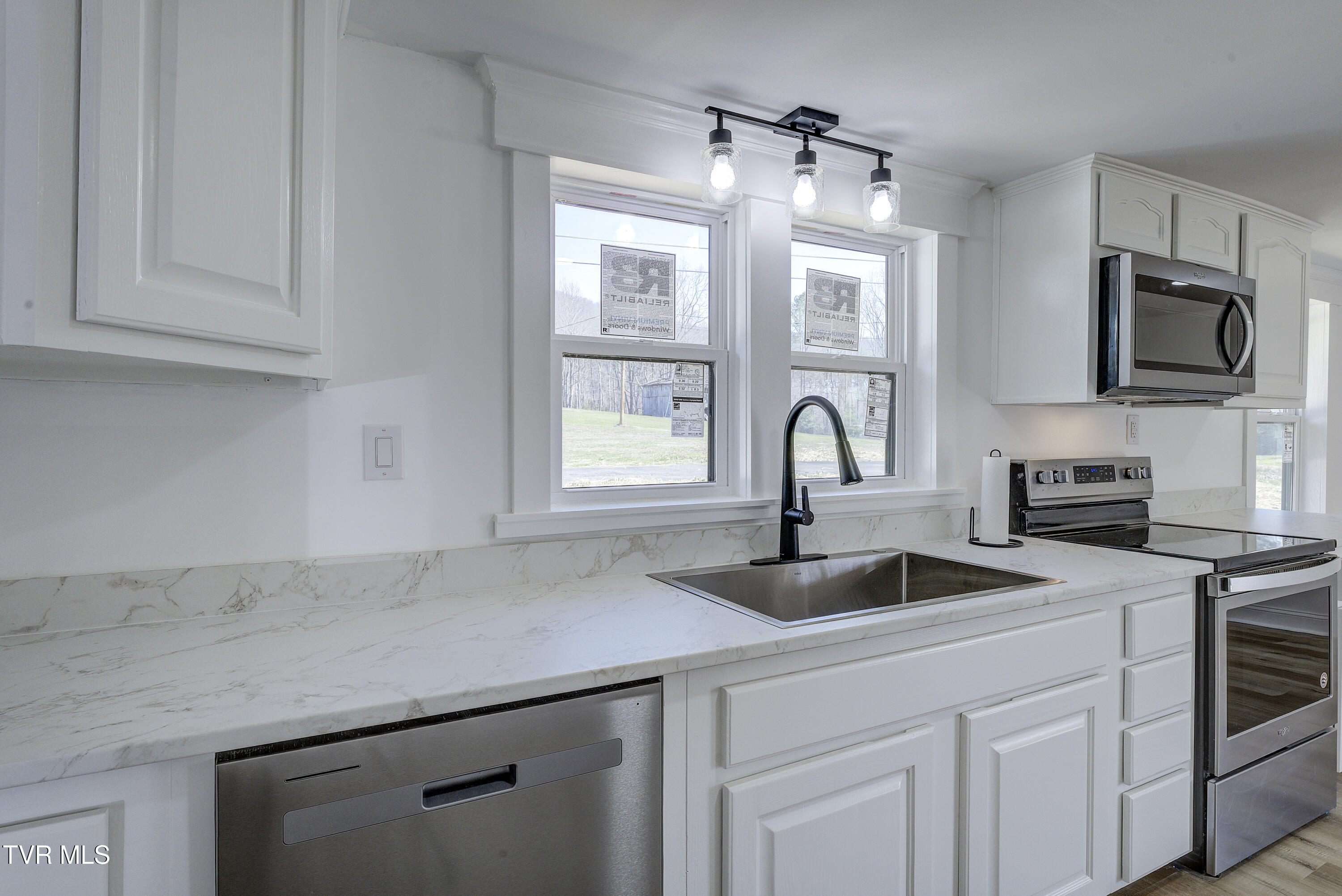 143 Zeb Grindstaff Road Elizabethton, TN 37643 - Photo 6 of 47 IMG_0034