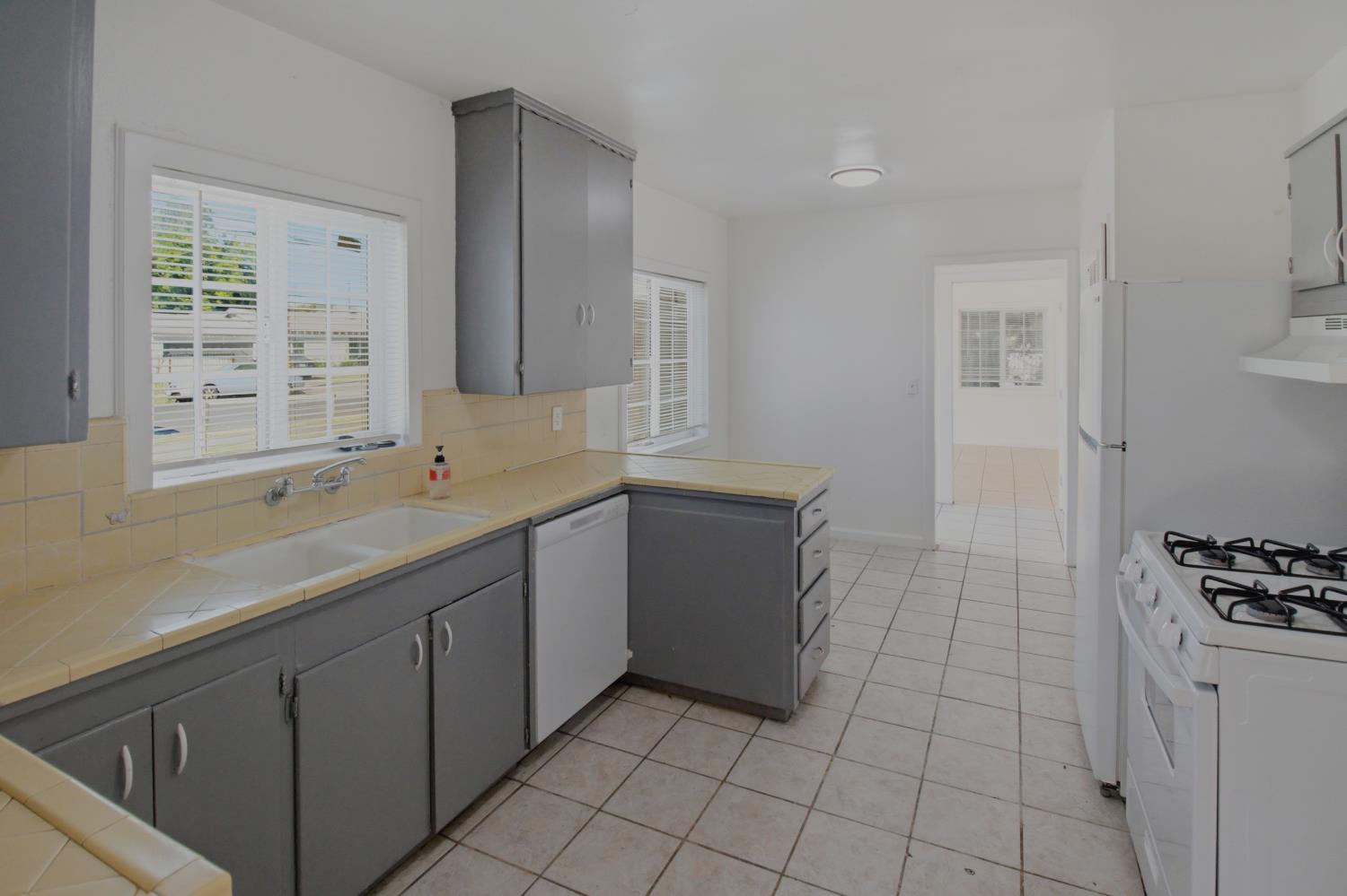 889 East 23rd Street Merced, CA 95340 - Photo 11 of 18