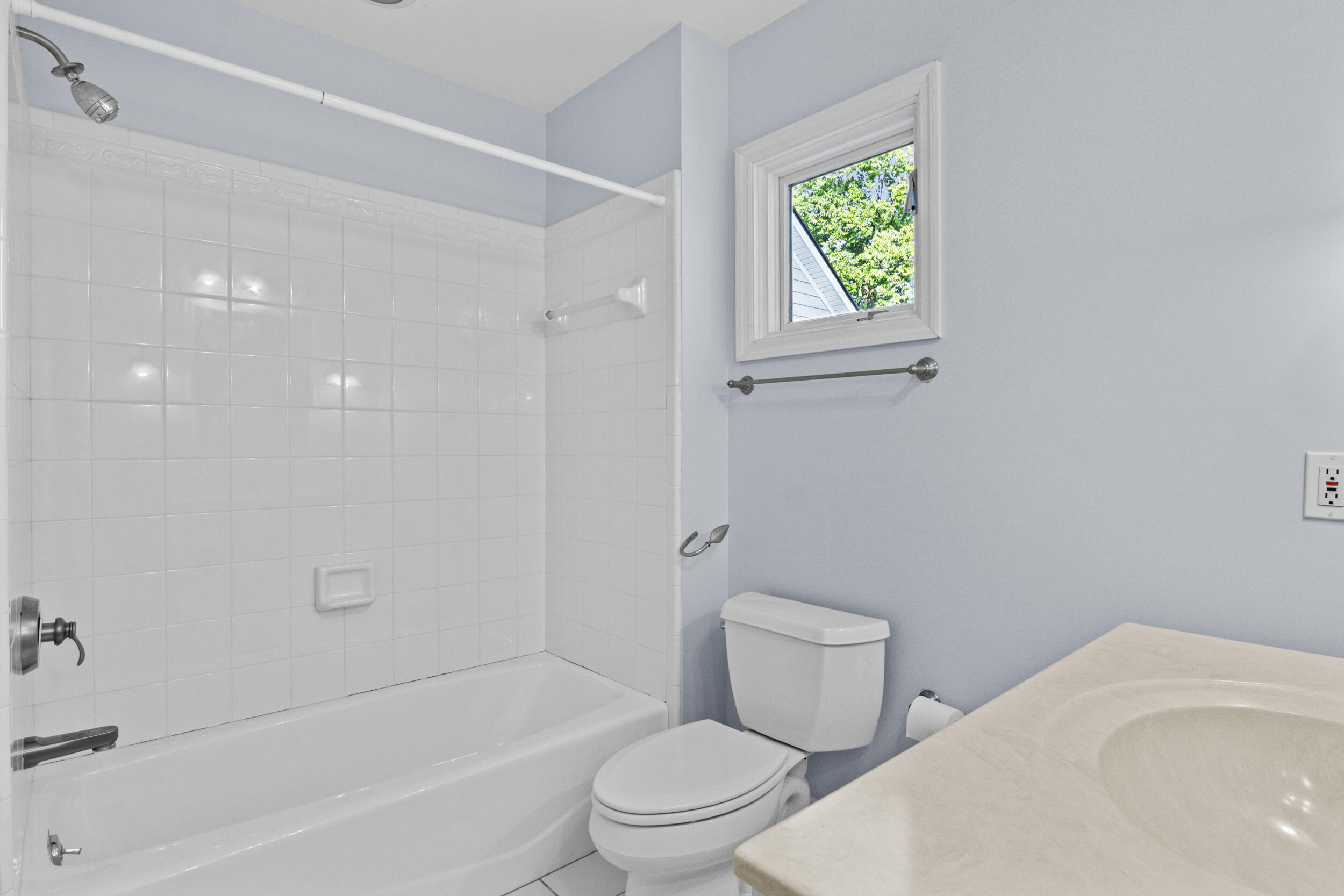 424 Ridgeway Road Lexington, KY 40502 - Photo 43 of 74 second floor full bath