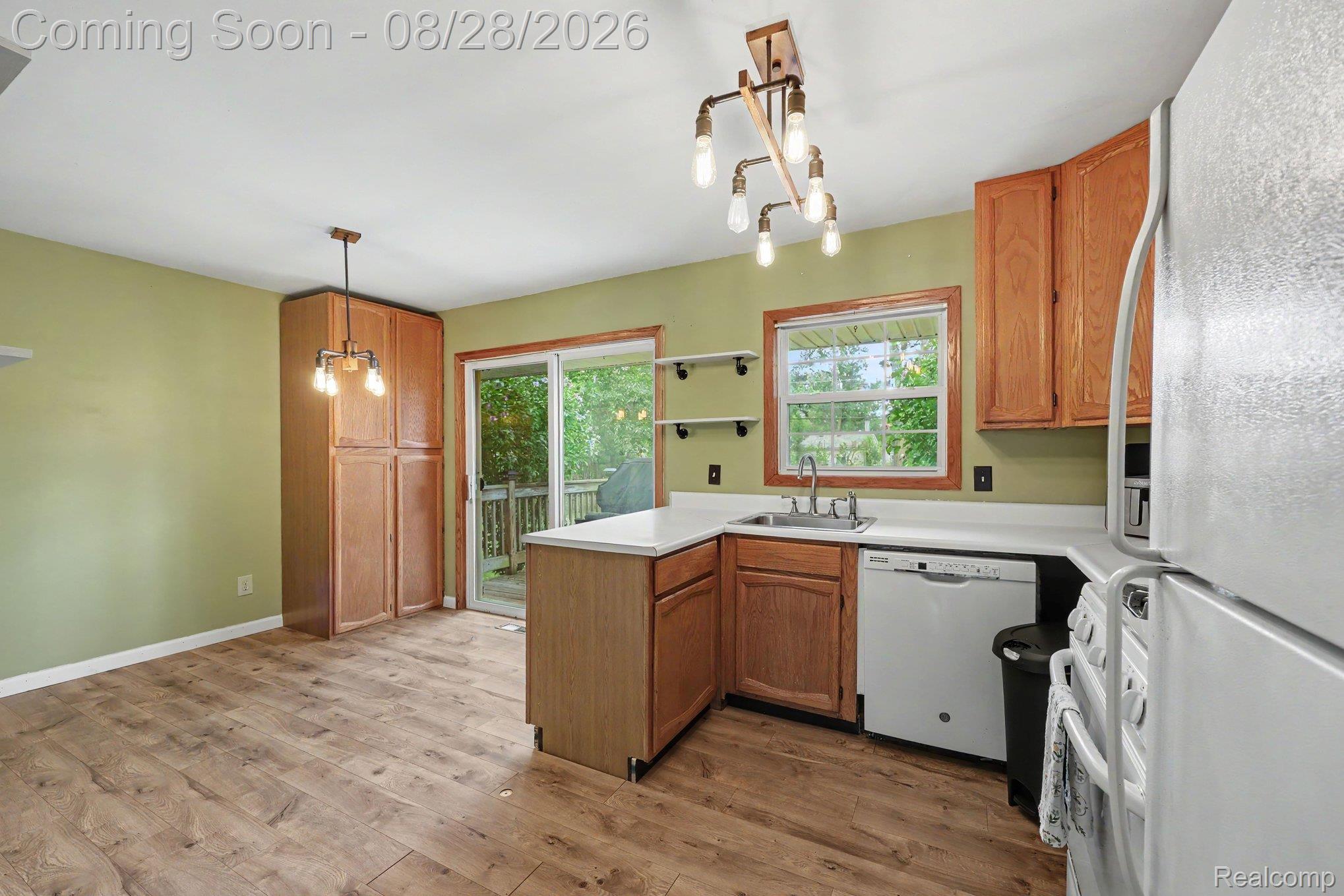 3376 Chalice Road Lake Orion, MI 48359 - Photo 7 of 31 008_file_1273.jpg