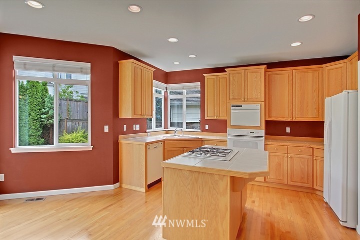 1931 Northeast 35th Place Renton, WA 98056 - Photo 9 of 22 Gallery Image 9
