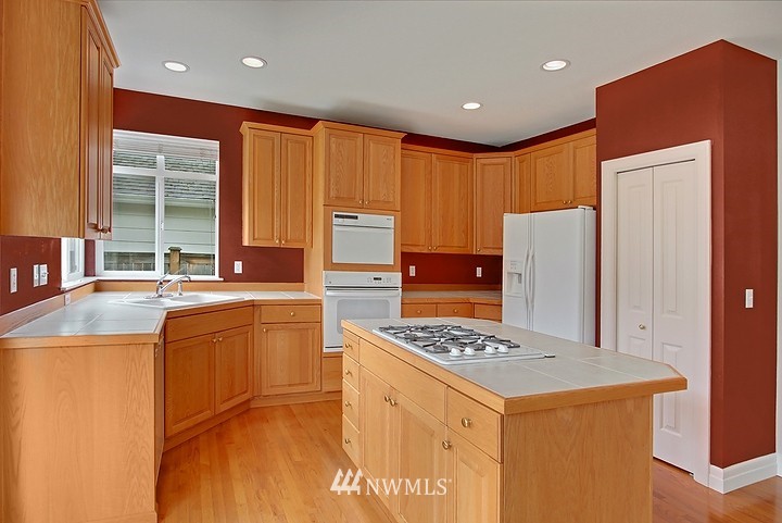 1931 Northeast 35th Place Renton, WA 98056 - Photo 10 of 22 Gallery Image 10