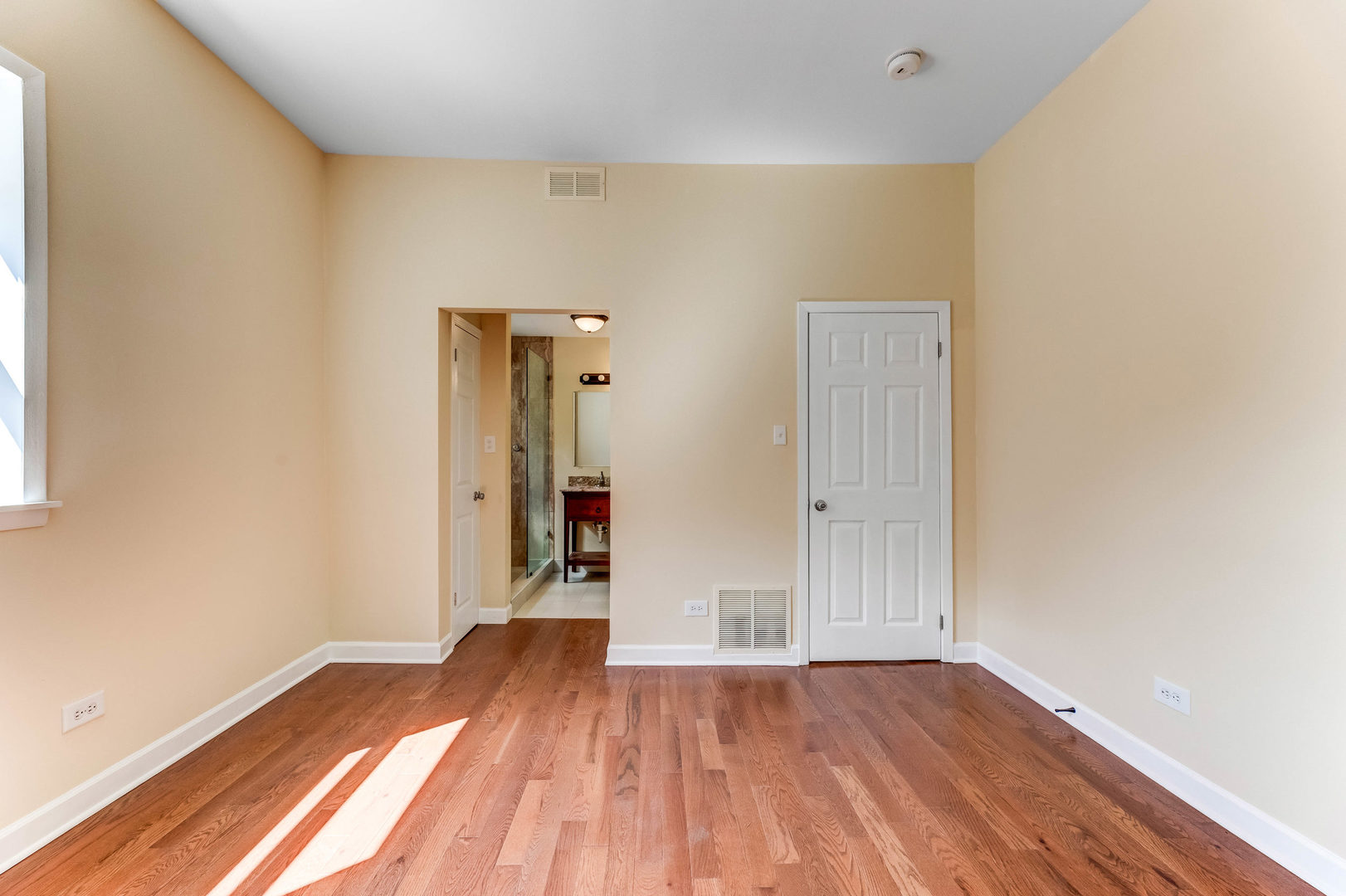 6104 South Dorchester Avenue, Unit 1S Chicago, IL 60637 - Photo 5 of 16 an empty room with wooden floor and closet