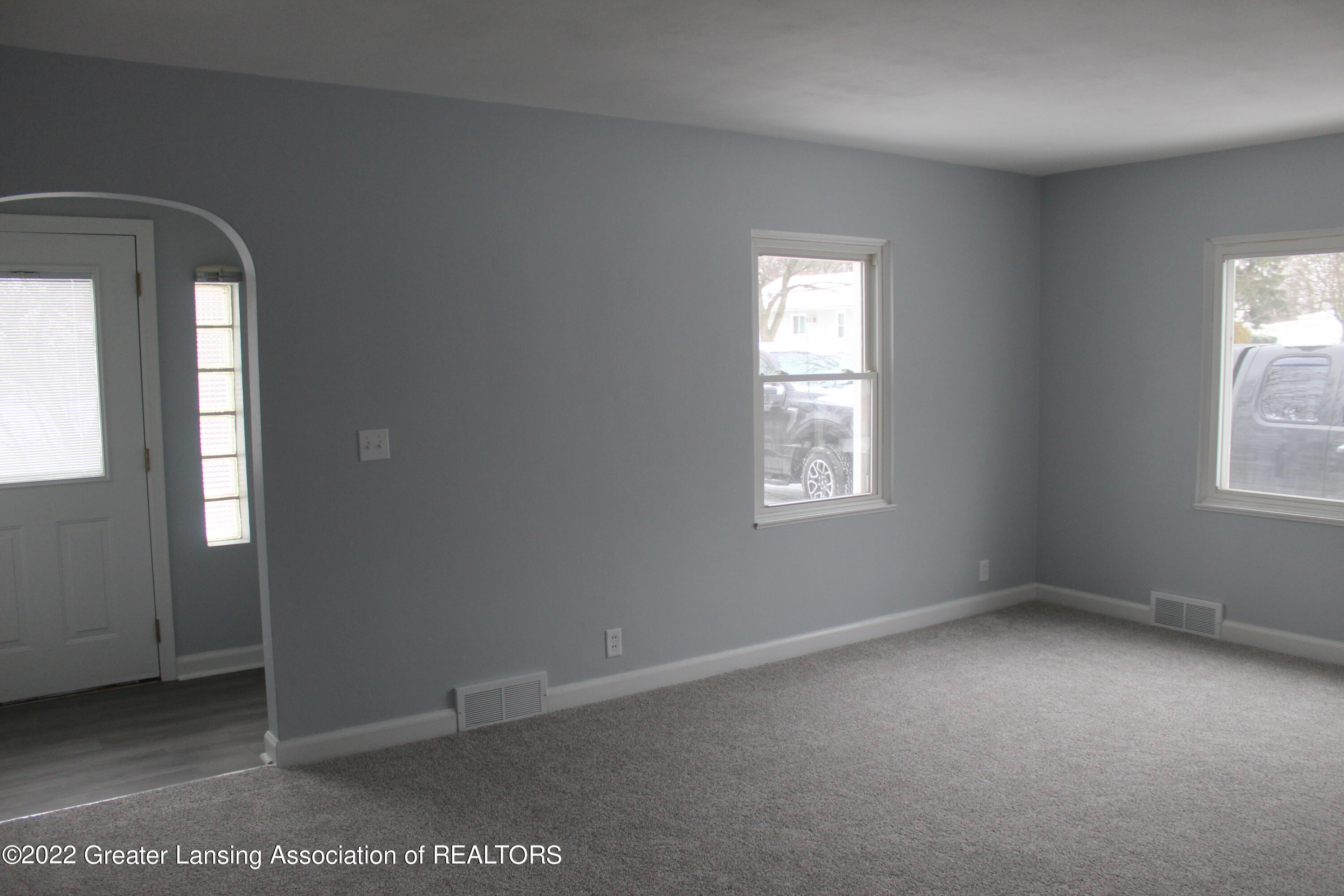 710 South Cochran Road Charlotte, MI 48813 - Photo 8 of 33 8 Living Rm