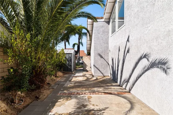 a view of a yard with a house